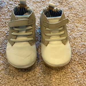 Robeez Beige and White Baby Walker Shoes